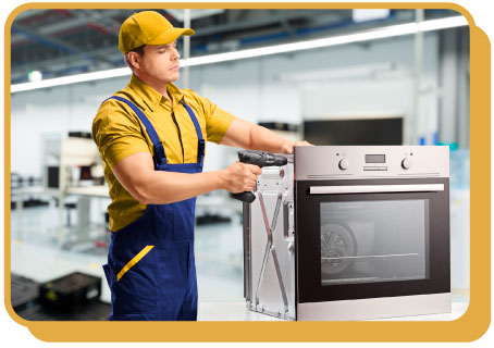 técnico em uma assistência técnica reparando um forno elétrico