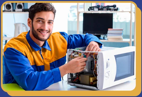 técnico sorrindo consertando um microondas