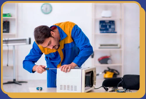 técnico consertando um microondas