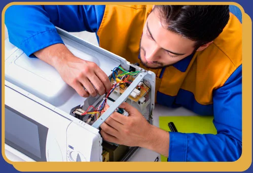 técnico consertando um microondas