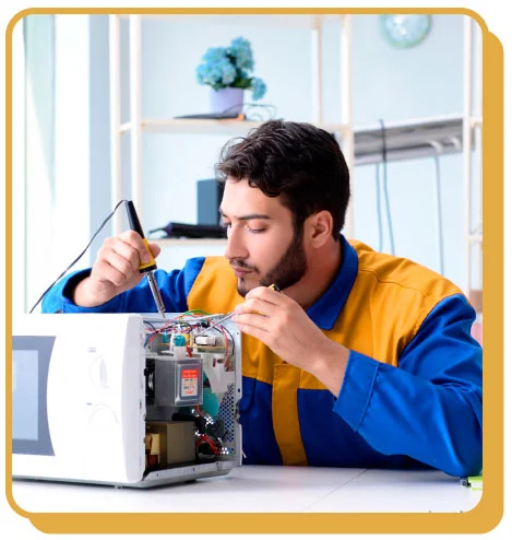 técnico consertando microondas